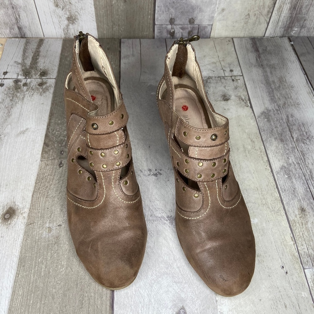 Blondo Studded Leather Tan Booties Size 8